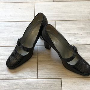 NWOT snake skin black pumps made in Italy 37